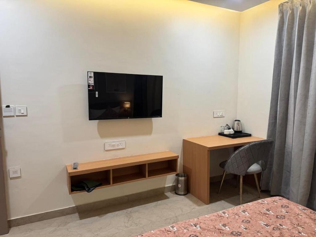 TV a/nebo společenská místnost v ubytování Hotel Aura By Arihant