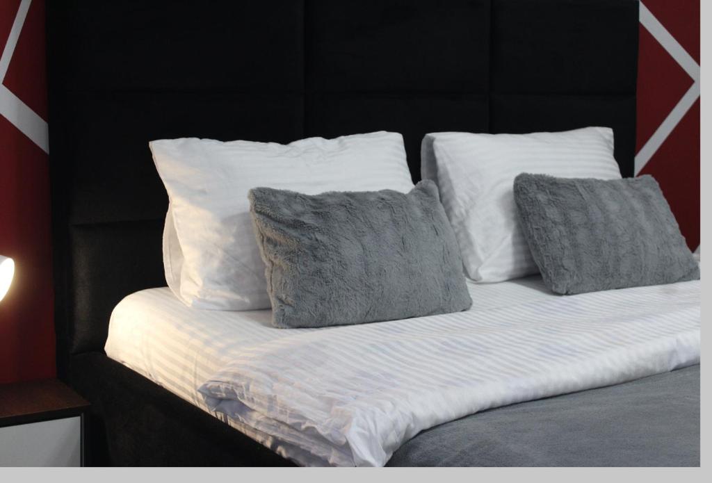 a bed with two pillows on top of it at Studio central in Hunedoara