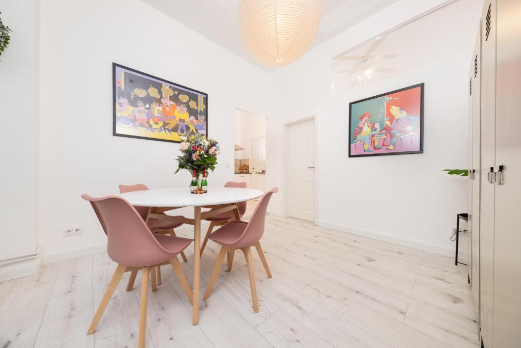 a dining room with a table and chairs at Great 2-room apartment in Mitte in Berlin