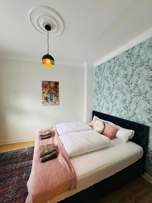 韦德尔Altstadt-Charme bei Hamburg mit Garten & Grill的卧室里有一张大床，上面铺着粉色毯子