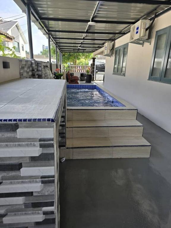 Postel nebo postele na pokoji v ubytování anas MJ homestay private pool