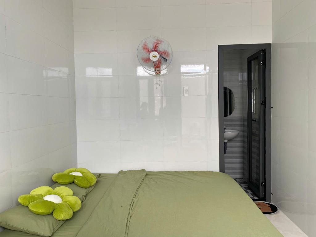 Postel nebo postele na pokoji v ubytování Hoa Nắng homestay
