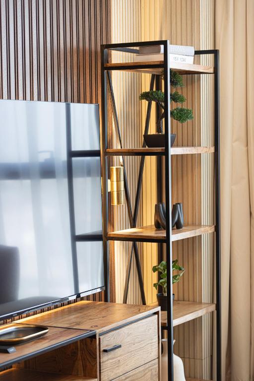 TV o dispositivi per l'intrattenimento presso 1BR The Monarch Suite by Blue Cloud Holidays