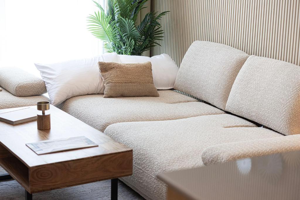 Area soggiorno di 1BR The Monarch Suite by Blue Cloud Holidays