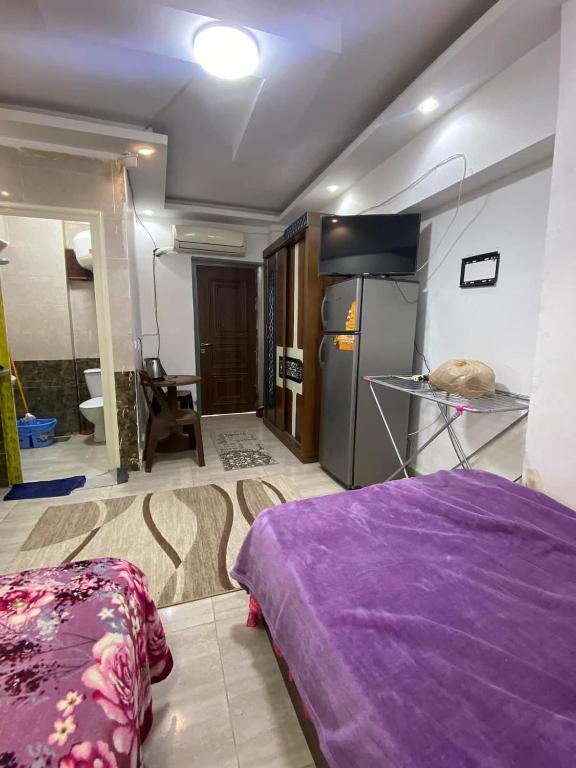 Postel nebo postele na pokoji v ubytování استديو مفروش فرش فندقي
