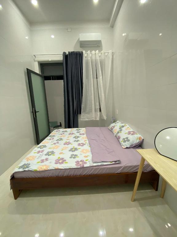 Postel nebo postele na pokoji v ubytování Hoa Nắng homestay