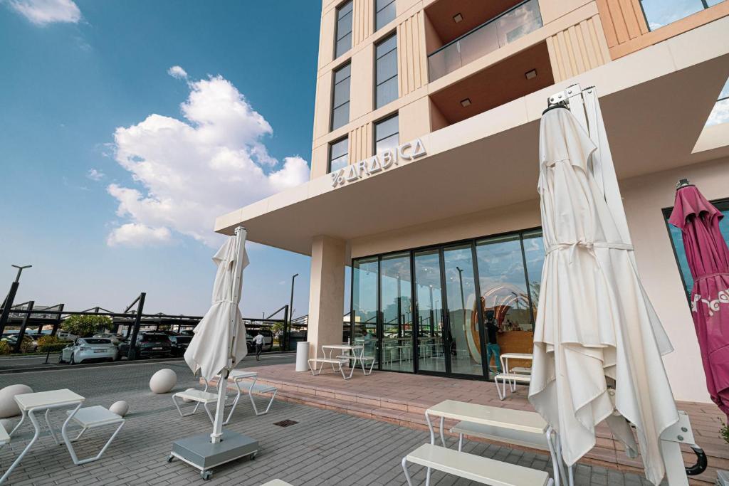 Balcone o terrazza di 1BR The Monarch Suite by Blue Cloud Holidays