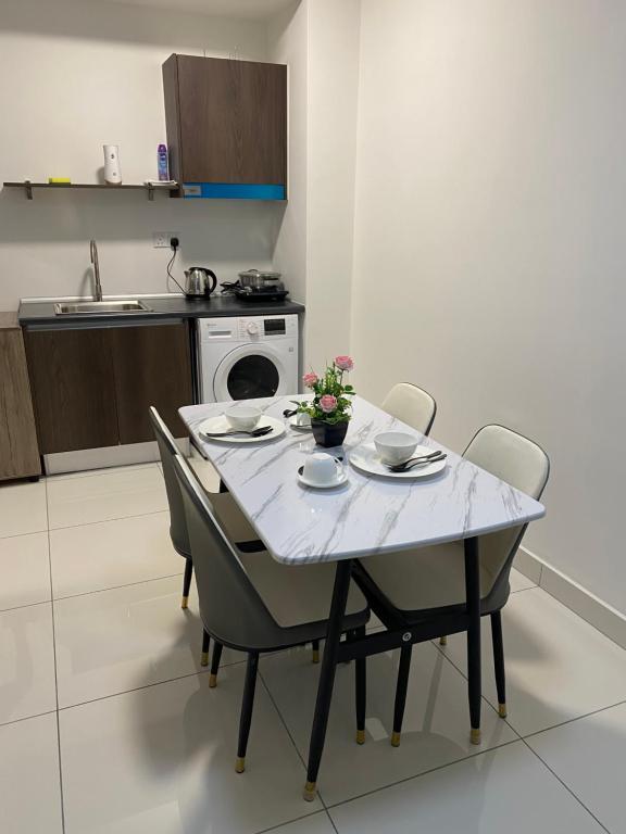 Kuchyň nebo kuchyňský kout v ubytování Edumetro apartment,subang jaya by Fieza
