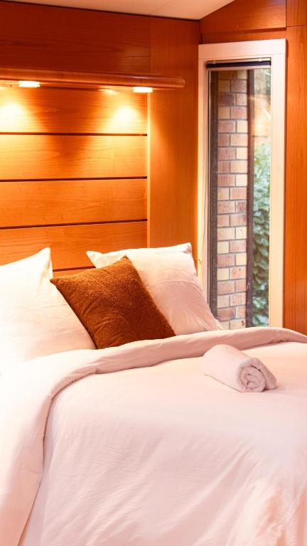 une chambre avec un lit blanc et une fenêtre dans l'établissement Premium Spa Chalet - Sauna & Jacuzzi - 20min Paris, à Gif-sur-Yvette