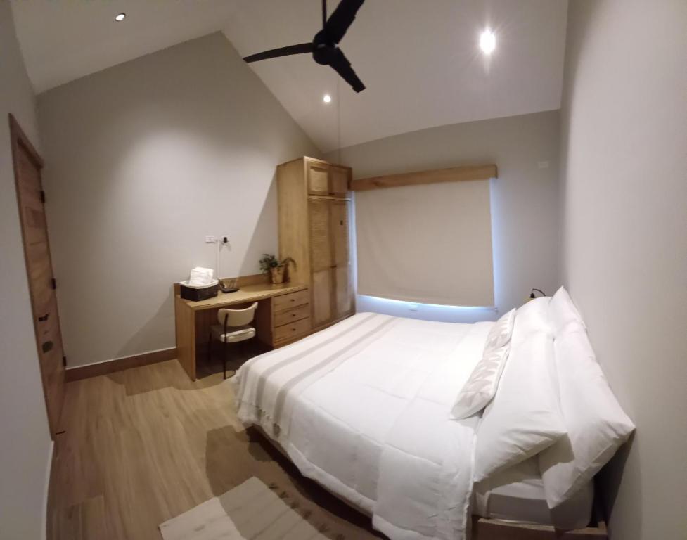Postel nebo postele na pokoji v ubytování Retreat Boquete Cabins