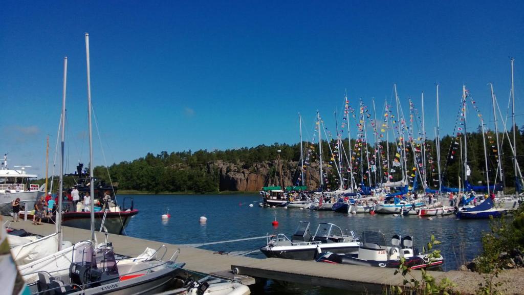 Une bande de bateaux amarrés dans un port dans l'établissement Kustavin Lootholma, à Kustavi