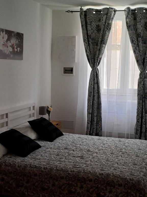 Postel nebo postele na pokoji v ubytování Monica's home