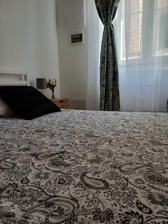 Postel nebo postele na pokoji v ubytování Monica's home
