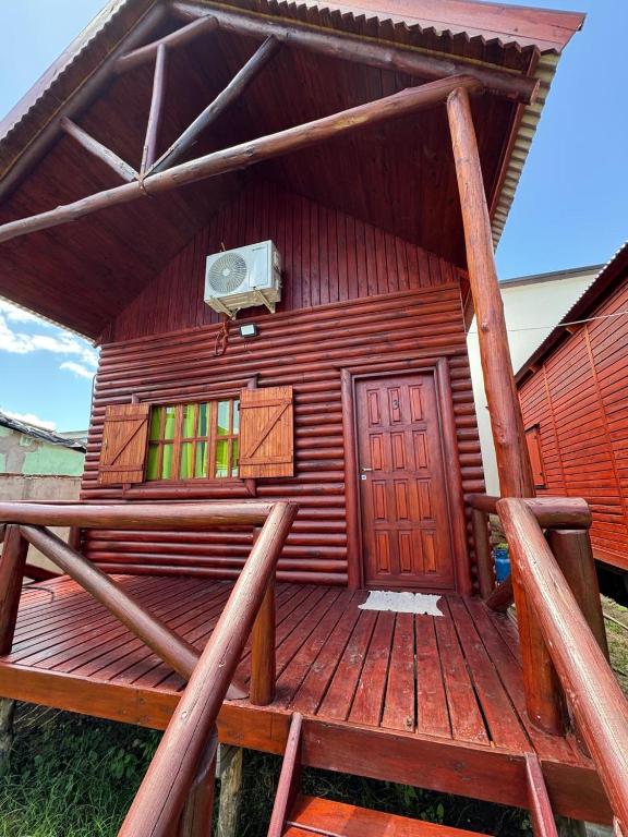 a wooden house with a door and a balcony at Un rincon de paz in Colón