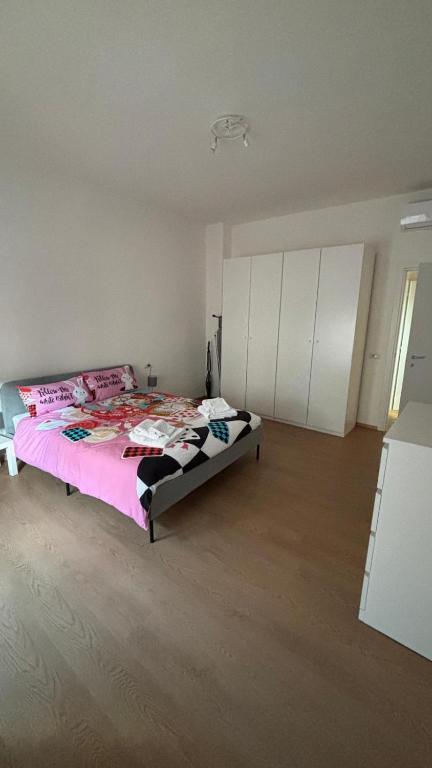 Łóżko lub łóżka w pokoju w obiekcie LA CASA DI ALICE 2