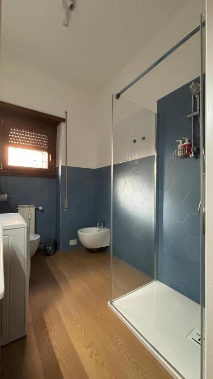łazienka z przeszkloną kabiną prysznicową i umywalką w obiekcie LA CASA DI ALICE 2 w mieście Lido di Ostia