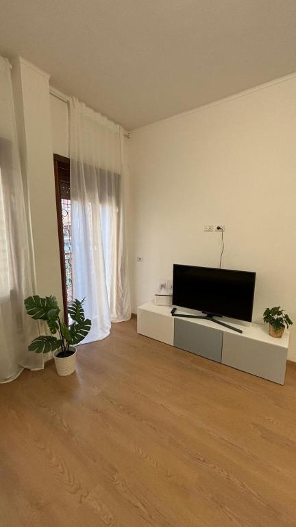 Telewizja i/lub zestaw kina domowego w obiekcie LA CASA DI ALICE 2