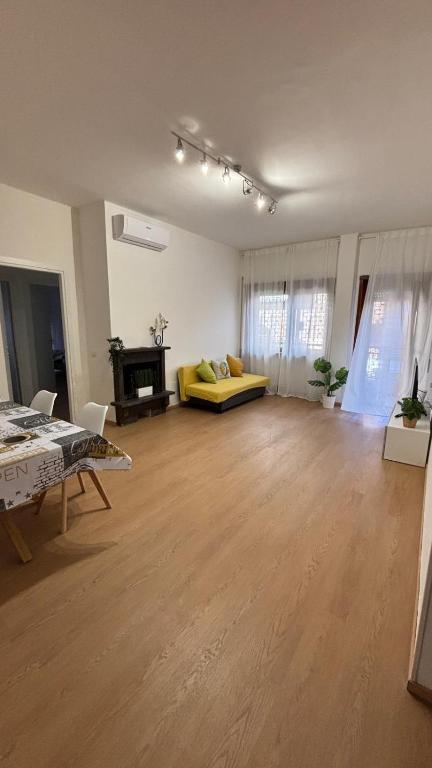 salon z żółtą kanapą i stołem w obiekcie LA CASA DI ALICE 2 w mieście Lido di Ostia