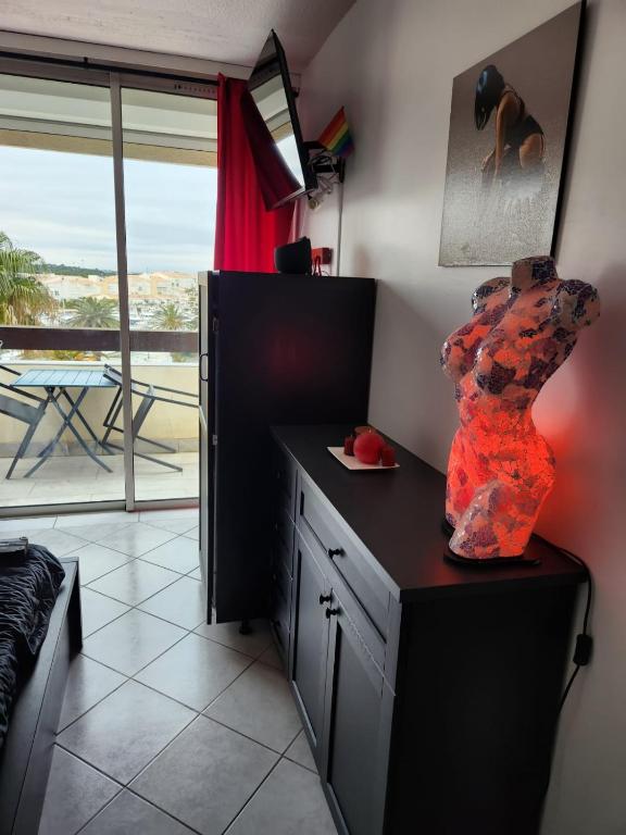 Kuchyňa alebo kuchynka v ubytovaní Studio village naturiste vue sur port nature 7
