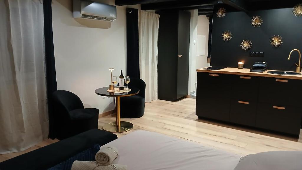 een woonkamer met een keuken en een tafel met een bank bij Love room Saphir in Niederbetschdorf