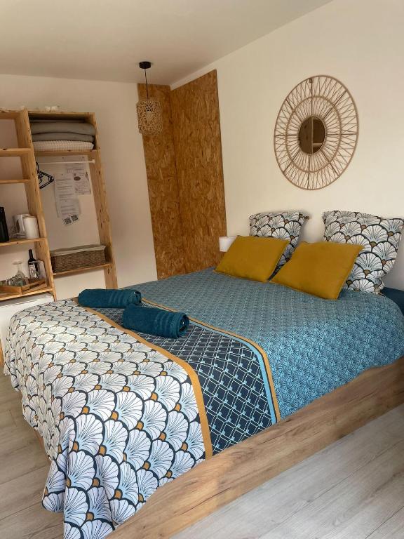une chambre avec un lit avec une couette bleue dans l'établissement chambre d hôtes 2 personnes jacuzzi privé proche cité médiévale, à Carcassonne
