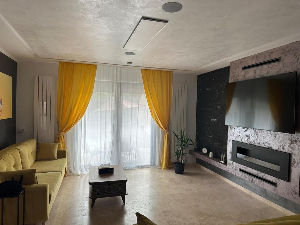 Televisyen dan/atau pusat hiburan di Fully furnished and equipped house