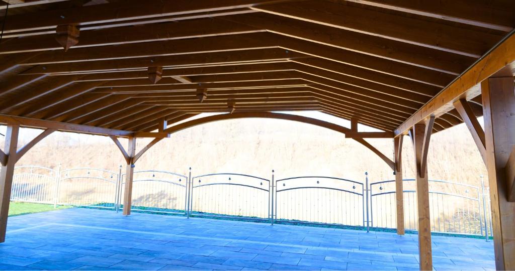 Bazén v ubytování Apartamenty pod Dębami - noclegi Beskid Niski nebo v jeho okolí