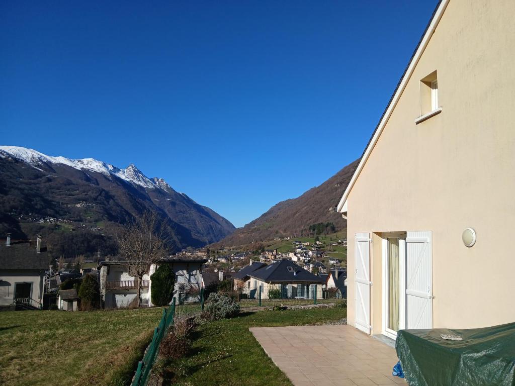 a white house with mountains in the background at Villa avec vue sur la montagne in Luz-Saint-Sauveur