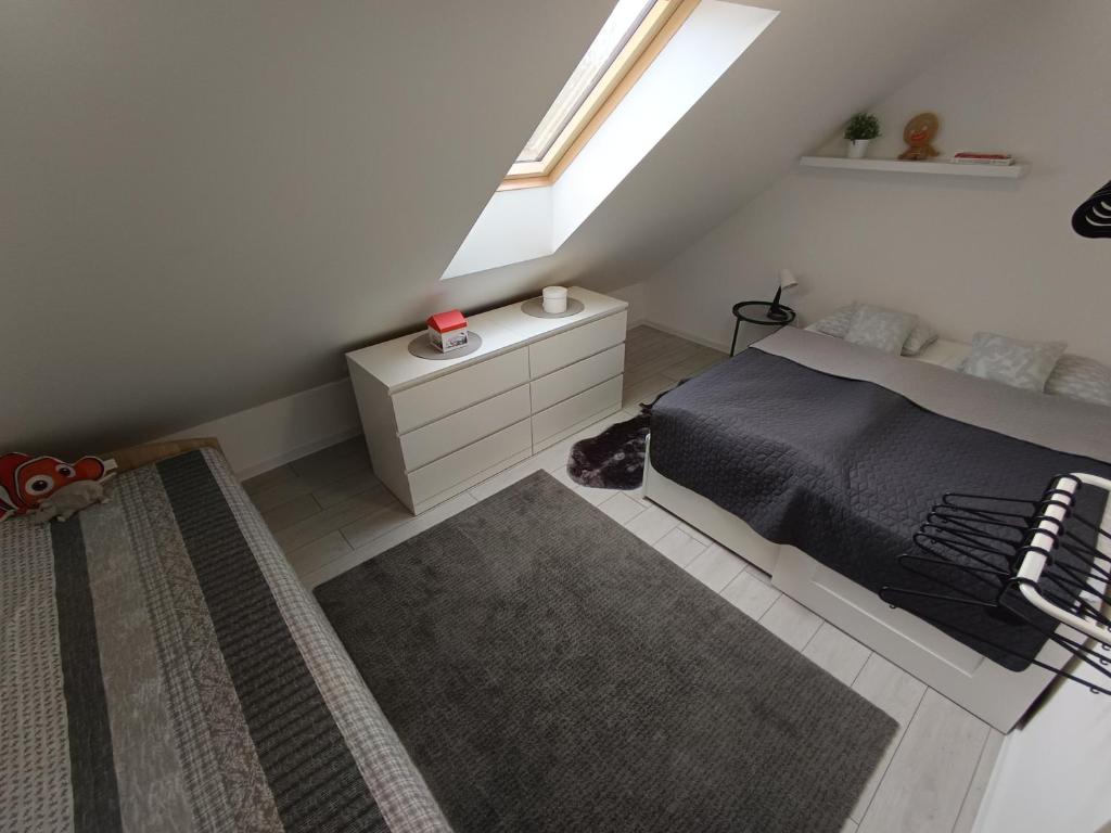 Postel nebo postele na pokoji v ubytování Apartman Nábrežná