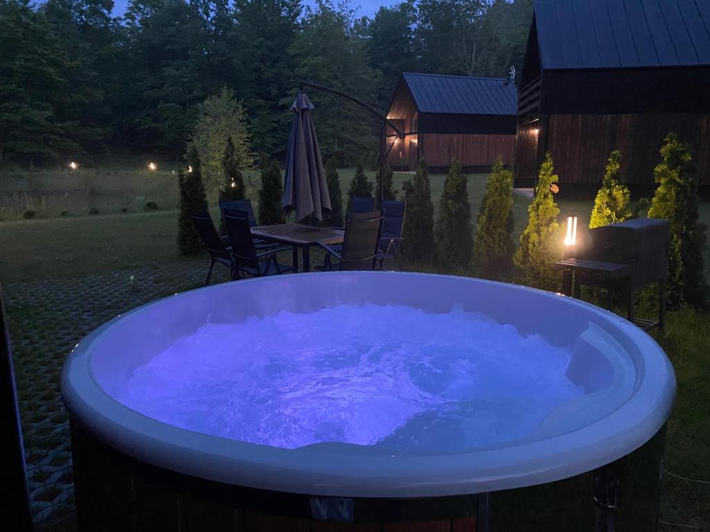 Κήπος έξω από το Przystanek Kistówko komfortowe domki z jacuzzi, staw wędkarski, kominek, las, przestrzeń