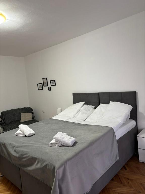 Postel nebo postele na pokoji v ubytování Apartmani IDILA