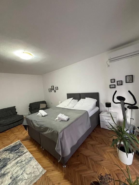 Postel nebo postele na pokoji v ubytování Apartmani IDILA