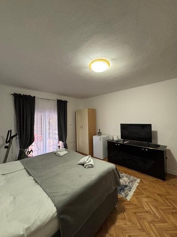 Postel nebo postele na pokoji v ubytování Apartmani IDILA