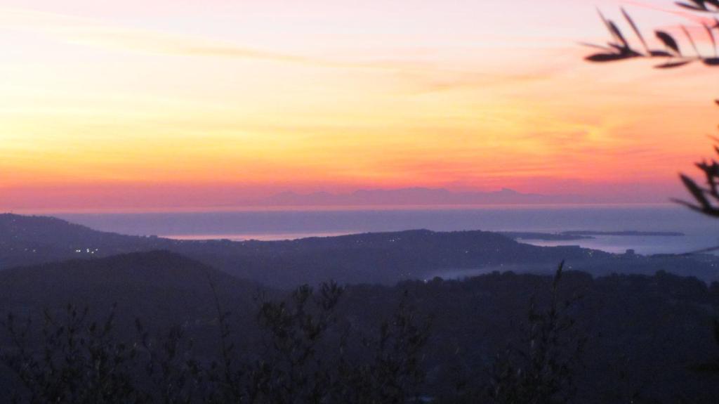 puesta de sol con vistas a las montañas en villa des oliviers, en Le Tignet