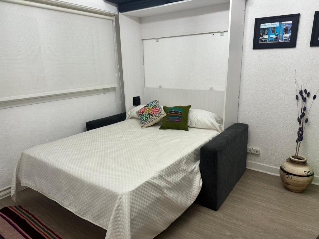 Estilo Mar في مار ديل بلاتا: غرفة نوم بسرير كبير عليها مخدات