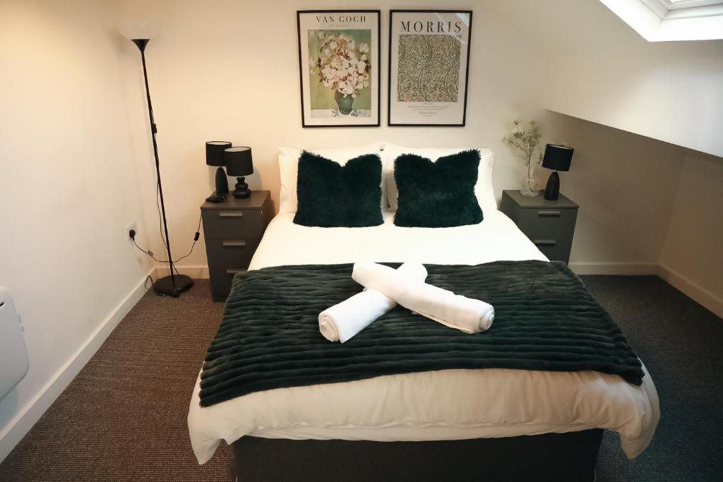 Postel nebo postele na pokoji v ubytování 1 Bedroom Apartment Bradford City Centre Foster Square