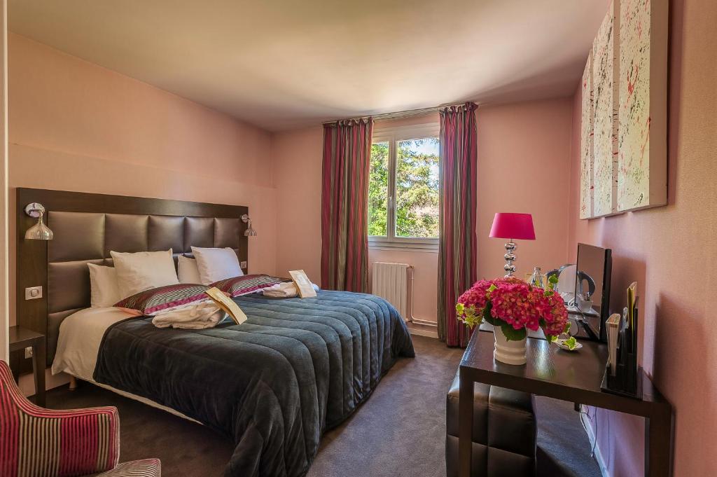 Postel nebo postele na pokoji v ubytování Logis Hotel - Restaurant Le Relais de Comodoliac
