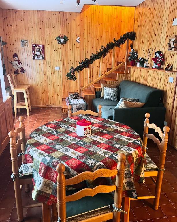 ein Wohnzimmer mit Tisch und Couch in der Unterkunft La Casa di Mosk in Castel di Sangro