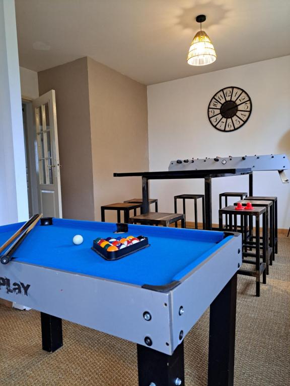 Biliár nebo kulečník v ubytování Chambre dans maison en colocation