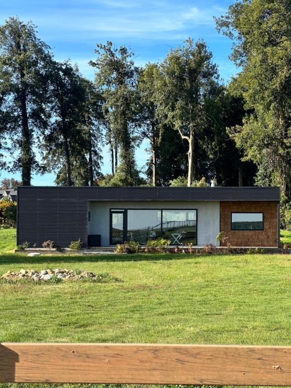 En have udenfor Comoda casa moderna con piscina y bosque