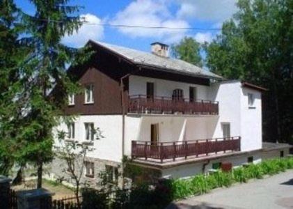 een groot wit en bruin huis met een balkon bij Willa Emi in Karpacz