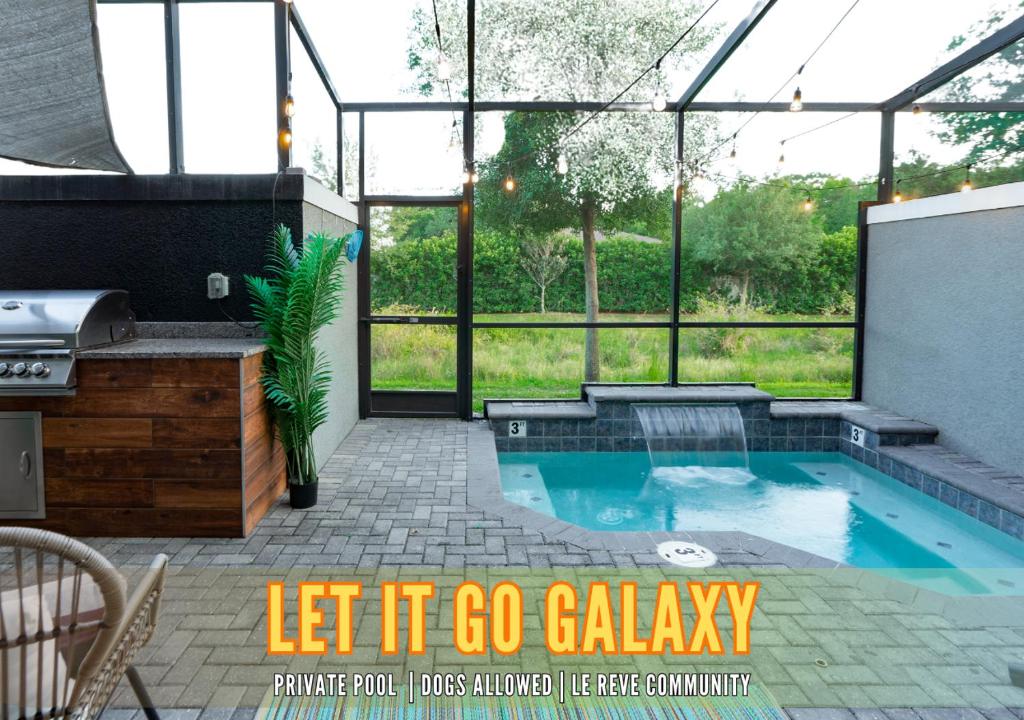 un patio con piscina in una casa di Star Wars and Frozen, Pool, 10 min to Disney a Kissimmee
