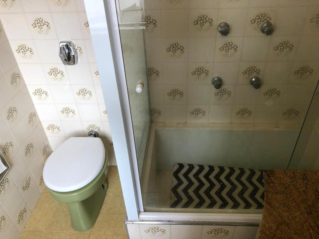 ein Badezimmer mit einer Dusche, einem WC und einer Badewanne in der Unterkunft Condomínio Quisisana in Poços de Caldas