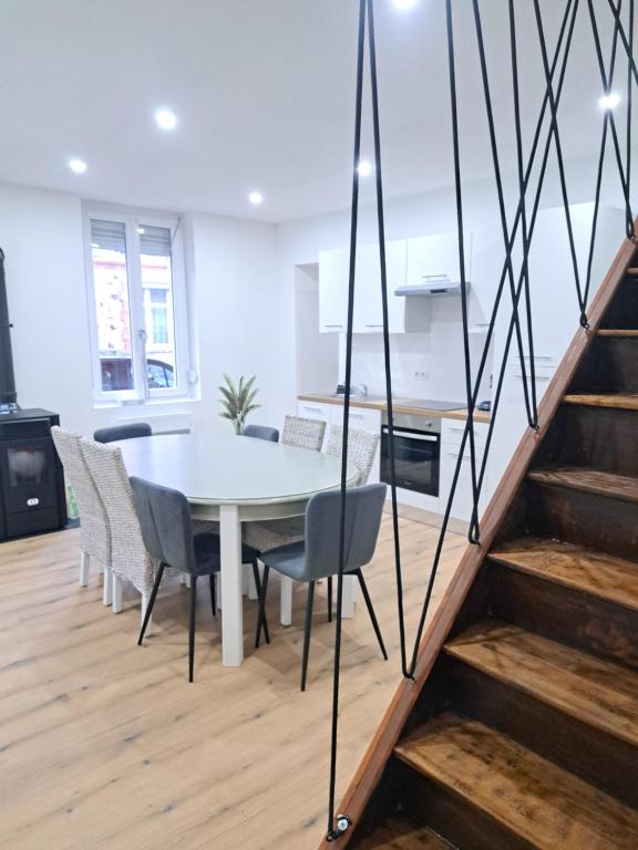 uma sala de jantar e cozinha com mesa e cadeiras em Gite Ardennais 18 personnes "les gronchons" em Haybes