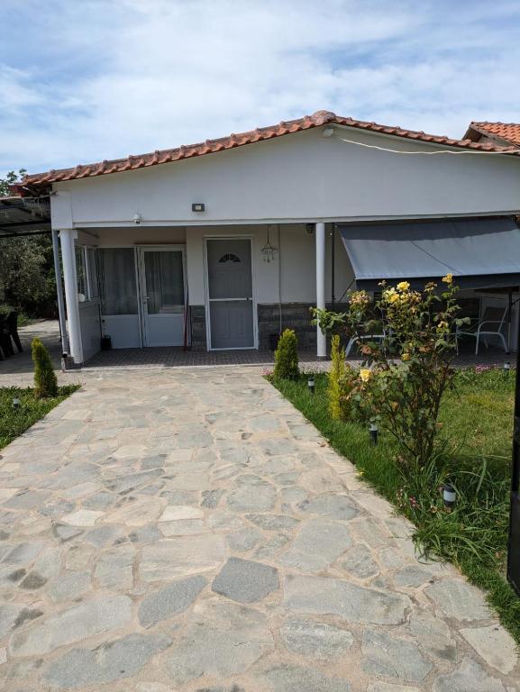 dom z kamiennym podjazdem przed nim w obiekcie Ferienhaus "Arizones", Nea Kallikratia, Chalkidiki w miejscowości Nea Kallikratia