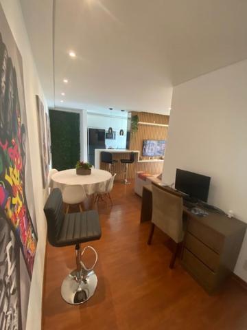 Μια τηλεόραση ή/και κέντρο ψυχαγωγίας στο Apartamento alto padrão