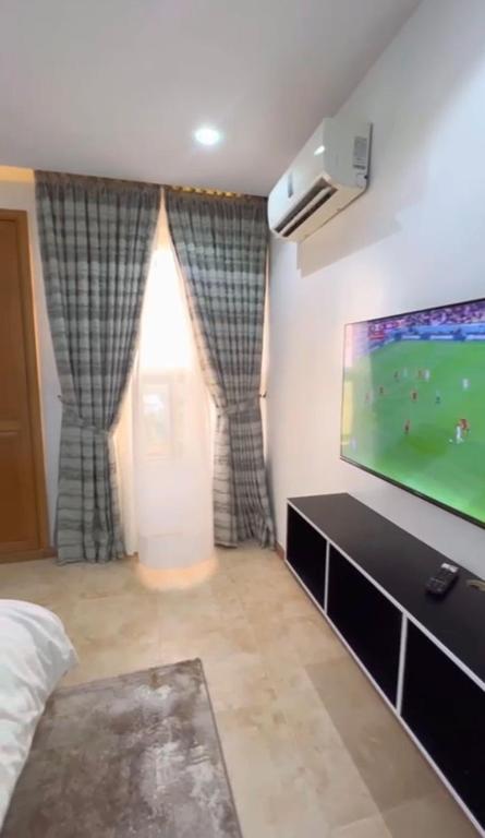TV a/nebo společenská místnost v ubytování MULLINER TOWERS OPPOSITE IKOYI CLUB - Luxury 3BR in Ikoyi - elevator, pool, gym, 24h light, security