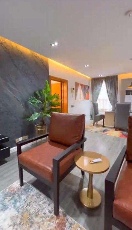 Posezení v ubytování MULLINER TOWERS OPPOSITE IKOYI CLUB - Luxury 3BR in Ikoyi - elevator, pool, gym, 24h light, security