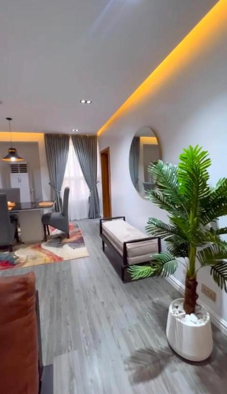 Posezení v ubytování MULLINER TOWERS OPPOSITE IKOYI CLUB - Luxury 3BR in Ikoyi - elevator, pool, gym, 24h light, security