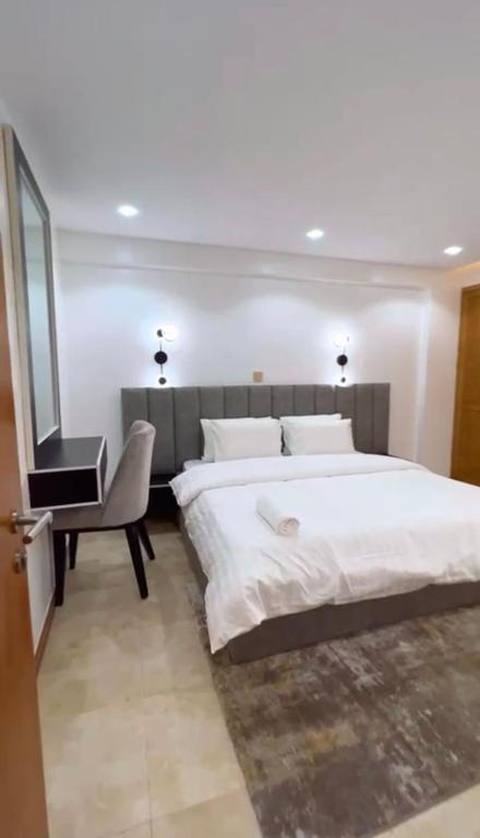 Postel nebo postele na pokoji v ubytování MULLINER TOWERS OPPOSITE IKOYI CLUB - Luxury 3BR in Ikoyi - elevator, pool, gym, 24h light, security